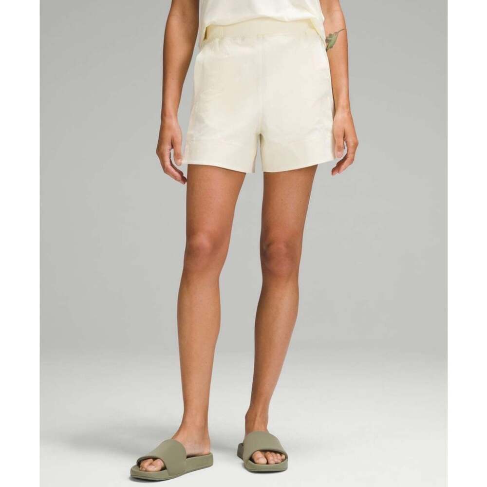 Lululemon Stretch Woven Relaxed Fit High Rise Shorts 4” Sundance Medium Yellow